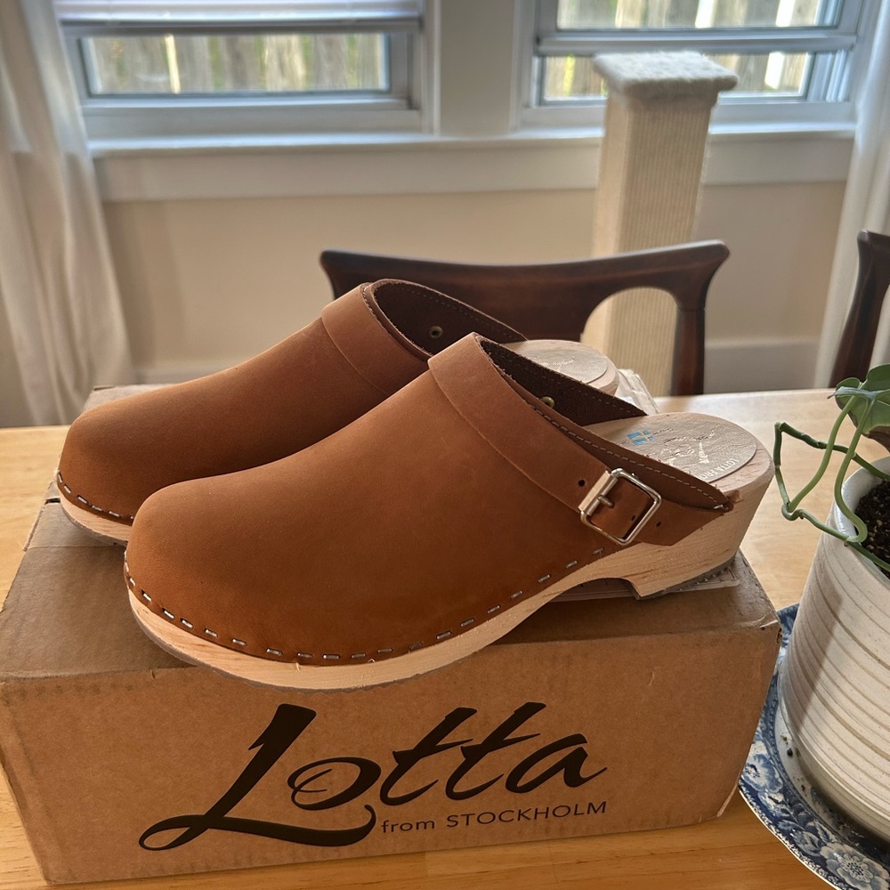 Lotta Low Clogs in Oiled Nubuck